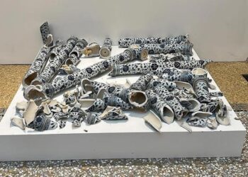 Hombre destroza escultura de Ai Weiwei en Italia