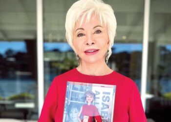 Lanzan una muñeca Barbie inspirada en la escritora chilena Isabel Allende