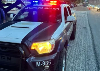 Balean a alumna dentro de un Bachilleres