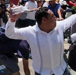 Morenista aclarar el “botellazo” que lanzó a AMLO