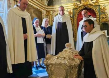 Expertos sorprendidos al hallar el cuerpo incorrupto de Santa Teresa de Jesús tras abrir su sepulcro