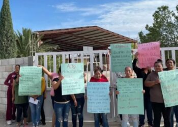 Madres de familia cierran la primaria y piden maestros más capacitados