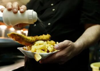 Reino Unido prohibirá los anuncios de comida chatarra por este motivo