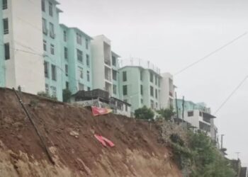 Desalojan a más de 300 personas en Acapulco por riesgo de colapso