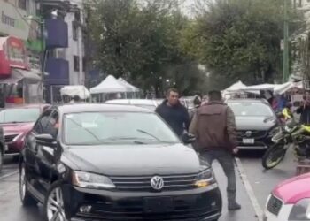 Pelea entre un automovilista y un taxista en CDMX destroza sus autos