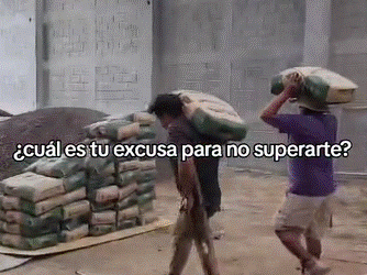 Hombre discapacitado da ejemplo por trabajar cargando costales