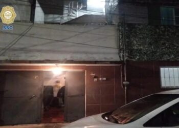 Hombre apuñaló a su madre y esposa en CDMX, pero se evitó un doble feminicidio