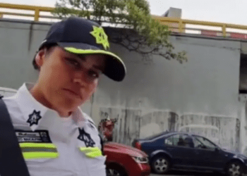 Graban a mujer policía recibiendo ‘mordida’ de 3 mil pesos