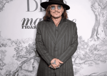 Graban a Johnny Depp bebiendo con fanáticos y firmando autógrafos