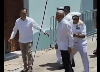 AMLO esquiva botellazo en gira por Veracruz