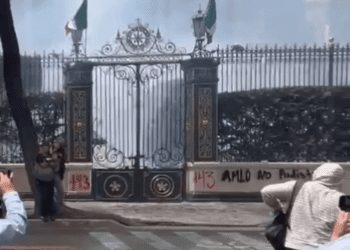 Normalistas de Ayotzinapa protestan lanzando petardos a edificio de Segob