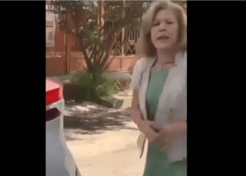 Exhiben a mujer que arrastró a un perrito porque ‘me talló la camioneta’