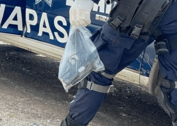 Encuentran pistola en el patio de una primaria