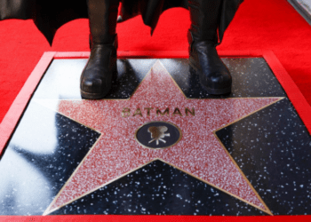 Batman recibe estrella en el Paseo de la Fama en Hollywood