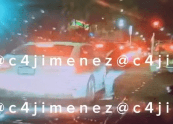 Para asaltar a un automovilista, dos sujetos aprovechan tráfico en Izazaga