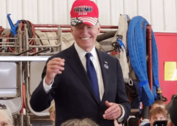 Graban al Joe Biden usando una gorra de Trump