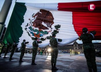 AMLO izó la bandera a media asta por víctimas de sismos