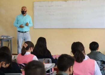 Docentes de primaria y secundaria enfrentan más trabajo y menor salario