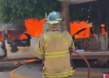 Normalistas vandalizan autos en Congreso de Guerrero