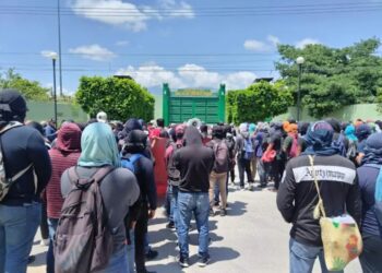 Normalistas de Ayotzinapa lanzaron explosivos contra un cuartel militar en Iguala
