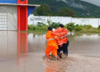 Cinco personas atrapadas por el río Huacapa en Guerrero son rescatadas por aire