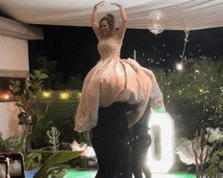 Mujer celebra sus 50 años con una fiesta de XV años