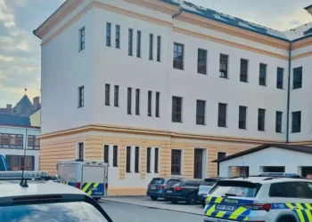 Alumna acuchilla a compañeros en República Checa