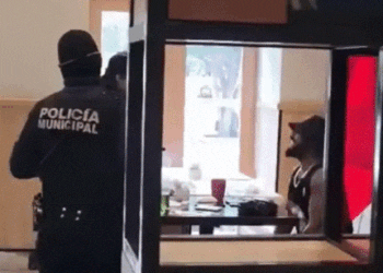 Discriminan en Vips a hombre por su vestimenta