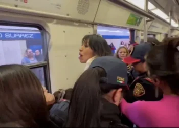 Policías del Metro enfrentan mujeres por desalojo de cuentista e hija