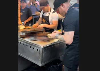 ‘Canelo’ cambia los guantes por mandil y prepara tacos