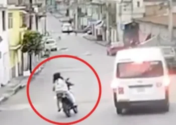 VIDEO revela que motociclista viajaba a alta velocidad y no fue embestido