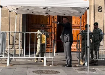 Ebrard sufre inconveniente en Palacio Nacional