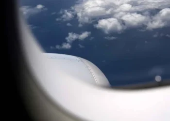 Piloto se infarta; pasajera aterriza el avión