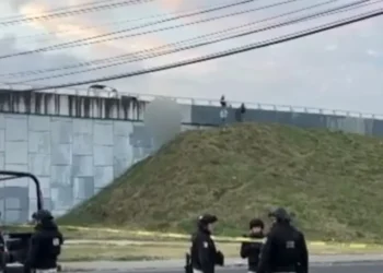 Localizan un cuerpo sin vida colgado de un puente en Jalisco