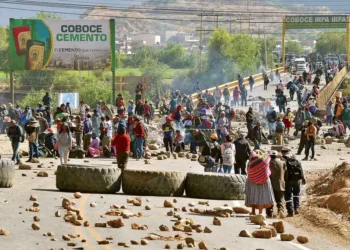 Bloquean carreteras para evitar arresto de Evo