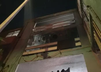 Por riesgo de colapso, Familias de Nuevo León son desalojadas de edificio