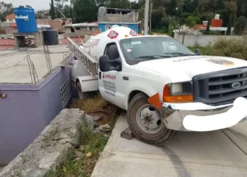 Pánico por choque de pipa de gas: se estrella con una casa y se fuga combustible