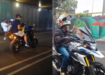 Niño maneja moto, mientras su acompañante se monea