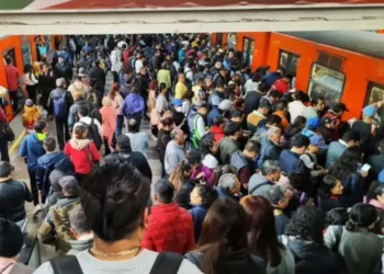 Venezolana intenta lanzarse a vías del Metro