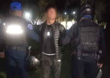 Detienen a hombre que robaba cobre de alumbrado público