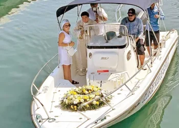 Homenaje a marineros perdidos por el huracán Otis; realizan misa en Acapulco