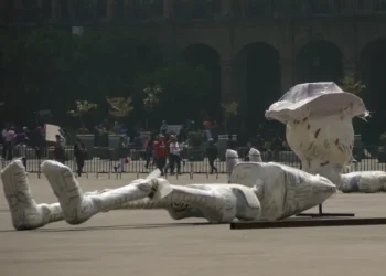 Comienza la instalación de la Mega Ofrenda del Día de Muertos en el Zócalo capitalino