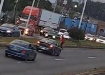 Finge ser atropellado y ocasiona accidente en carretera