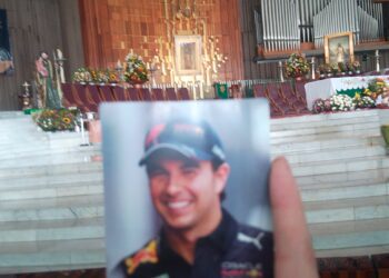 Aficionados oran por ‘Checo’ Pérez Basílica de Guadalupe