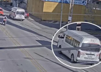 Terrible choque entre combis en Puebla