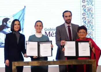 Sheinbaum firma decreto que restablece a Pemex y CFE como empresas públicas