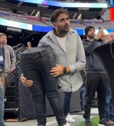 Hombre usa impactante disfraz en estadio