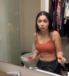 Influencer le prohíbe salir a su novia por su vestimenta