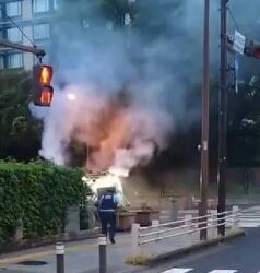 Hombre lanza bombas molotov en Japón