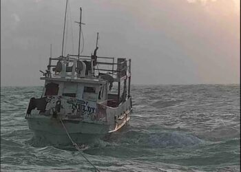 Rescatan a pescadores extraviados en Yucatán tras el huracán Milton